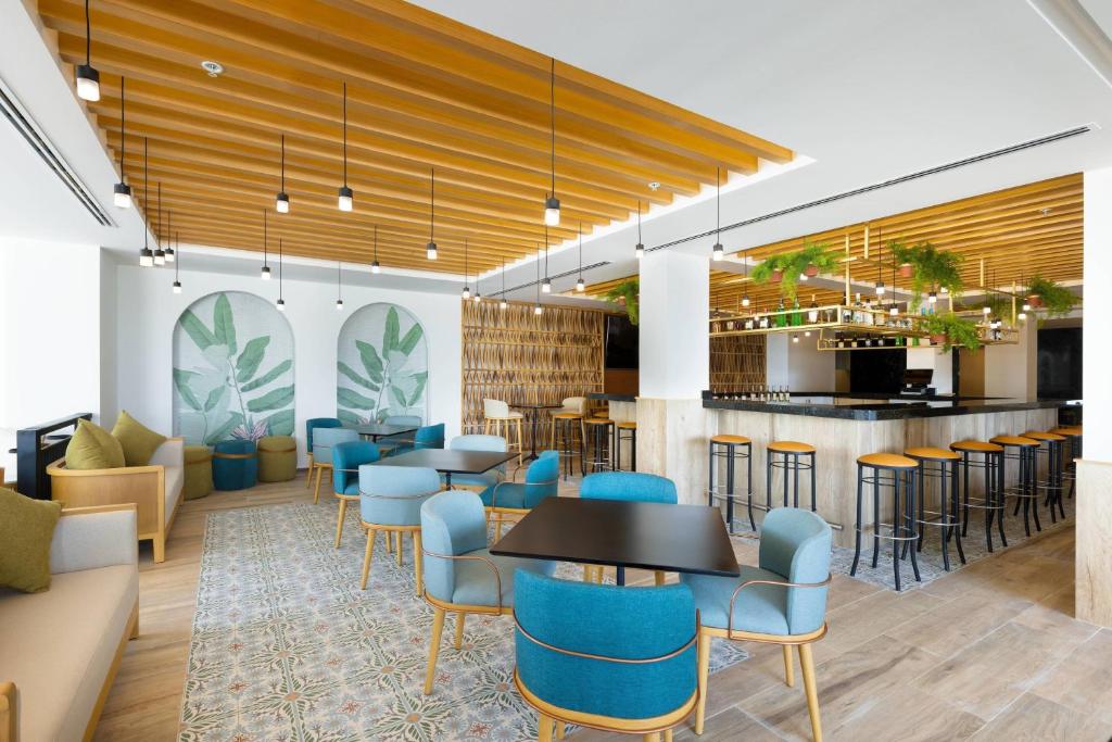Posezení v ubytování Courtyard by Marriott Cancun Airport