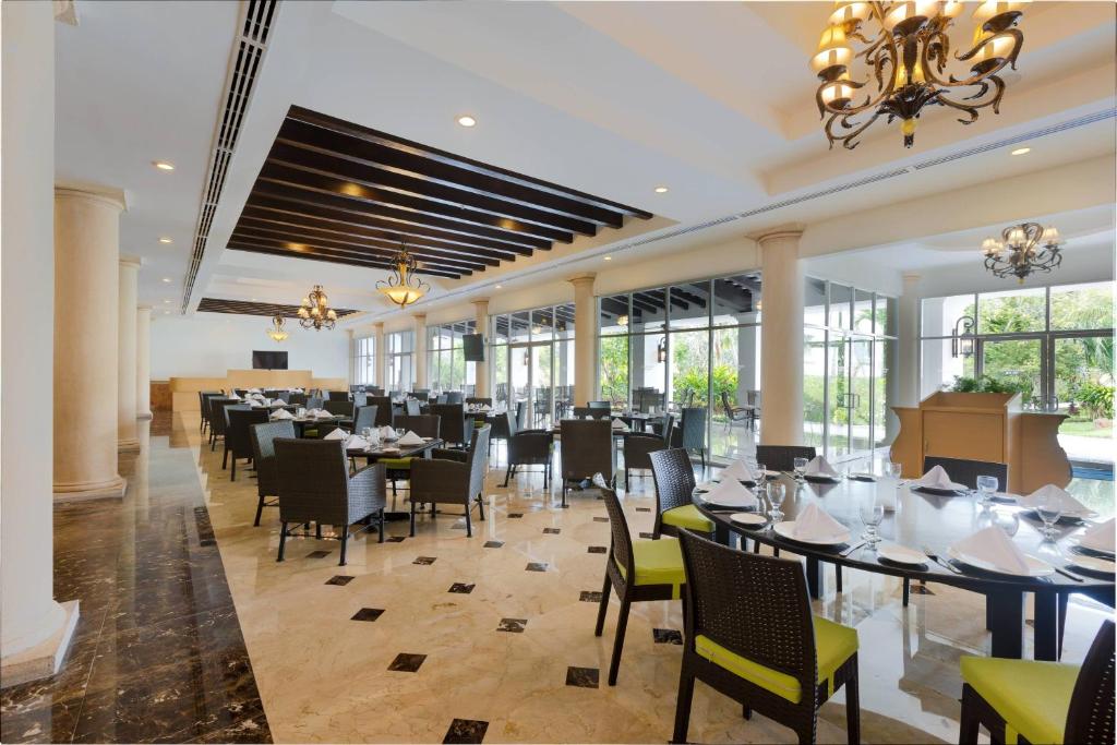Restaurace v ubytování Courtyard by Marriott Cancun Airport