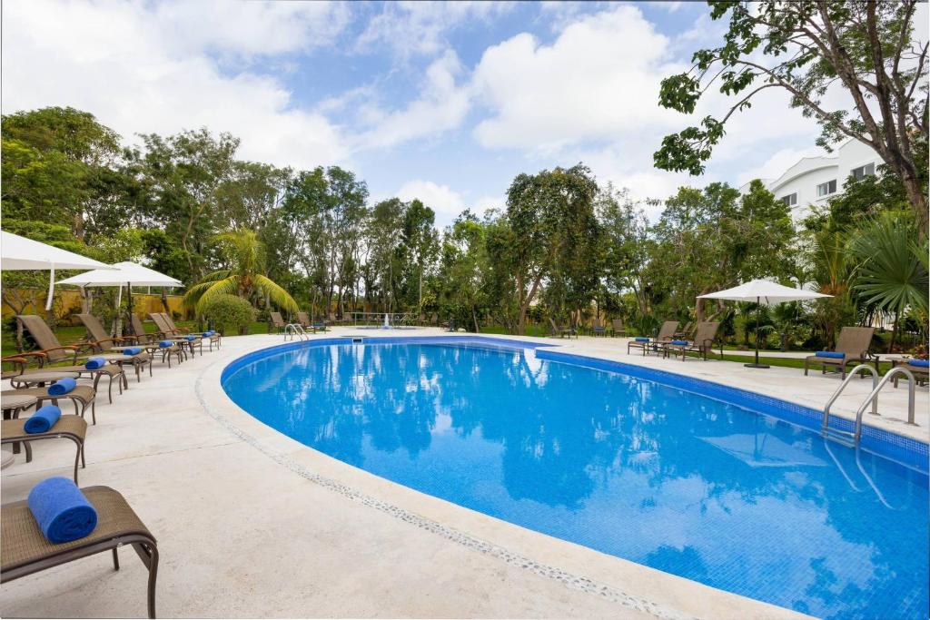 Bazén v ubytování Courtyard by Marriott Cancun Airport nebo v jeho okolí