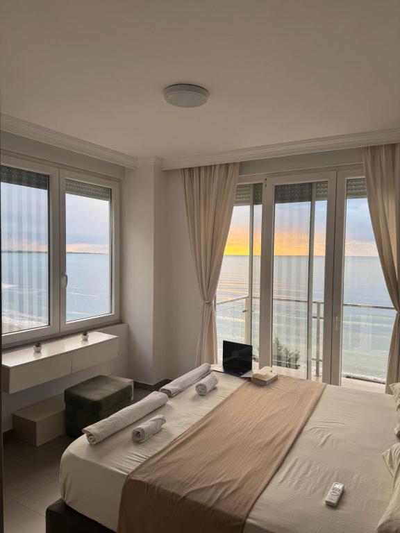 Postel nebo postele na pokoji v ubytování Deluxe Apartments Shengjin