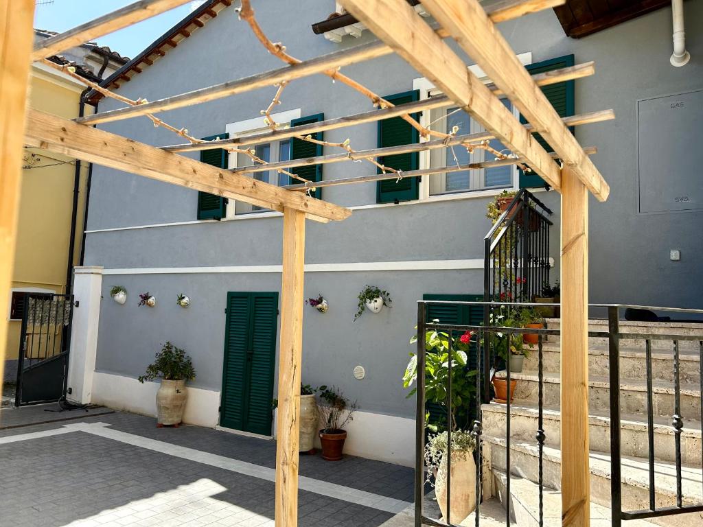 patio z drewnianą pergolą obok budynku w obiekcie Entroterra Abruzzo w mieście Nocella