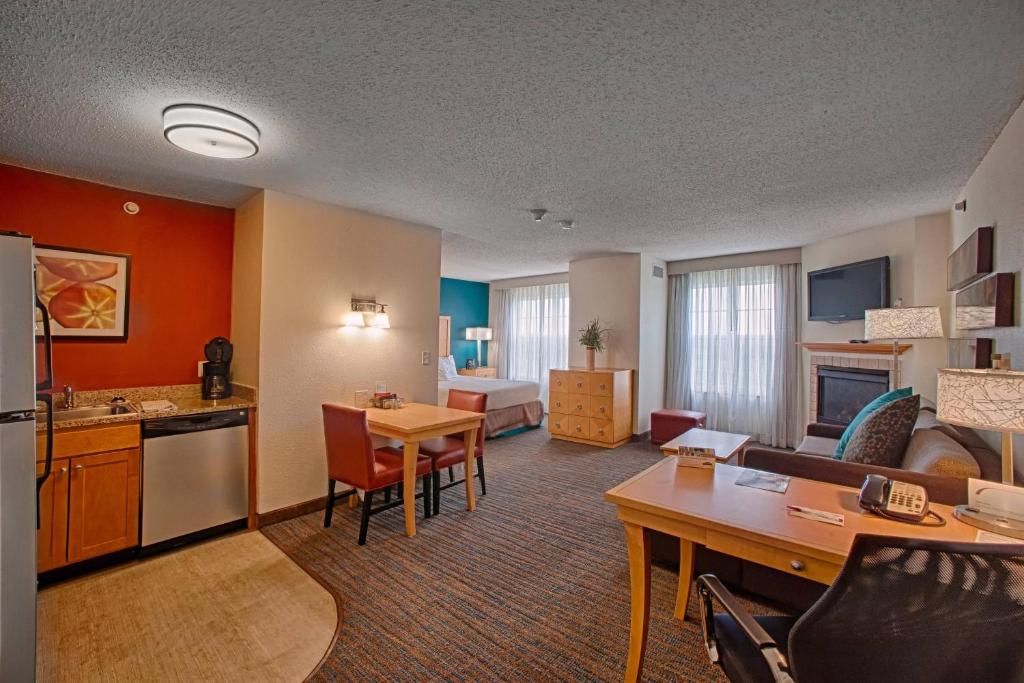 Kuchyň nebo kuchyňský kout v ubytování Residence Inn Neptune at Gateway Center