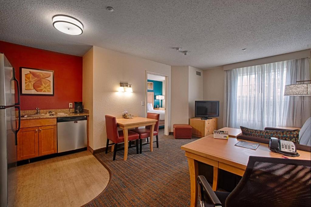 Kuchyň nebo kuchyňský kout v ubytování Residence Inn Neptune at Gateway Center