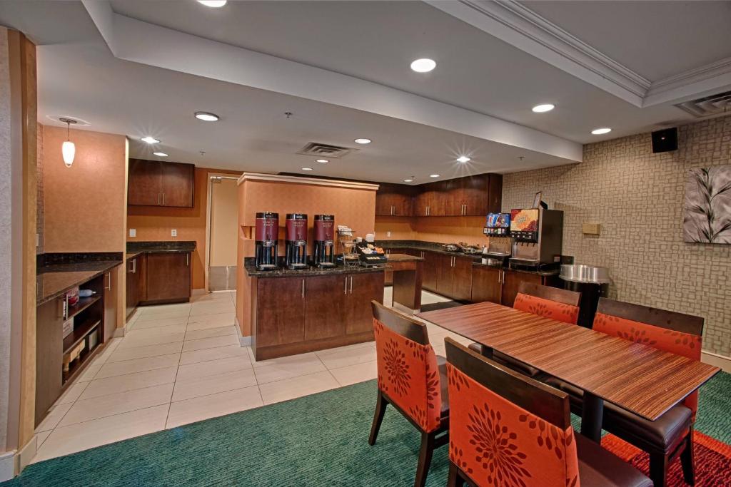 Kuchyň nebo kuchyňský kout v ubytování Residence Inn Neptune at Gateway Center