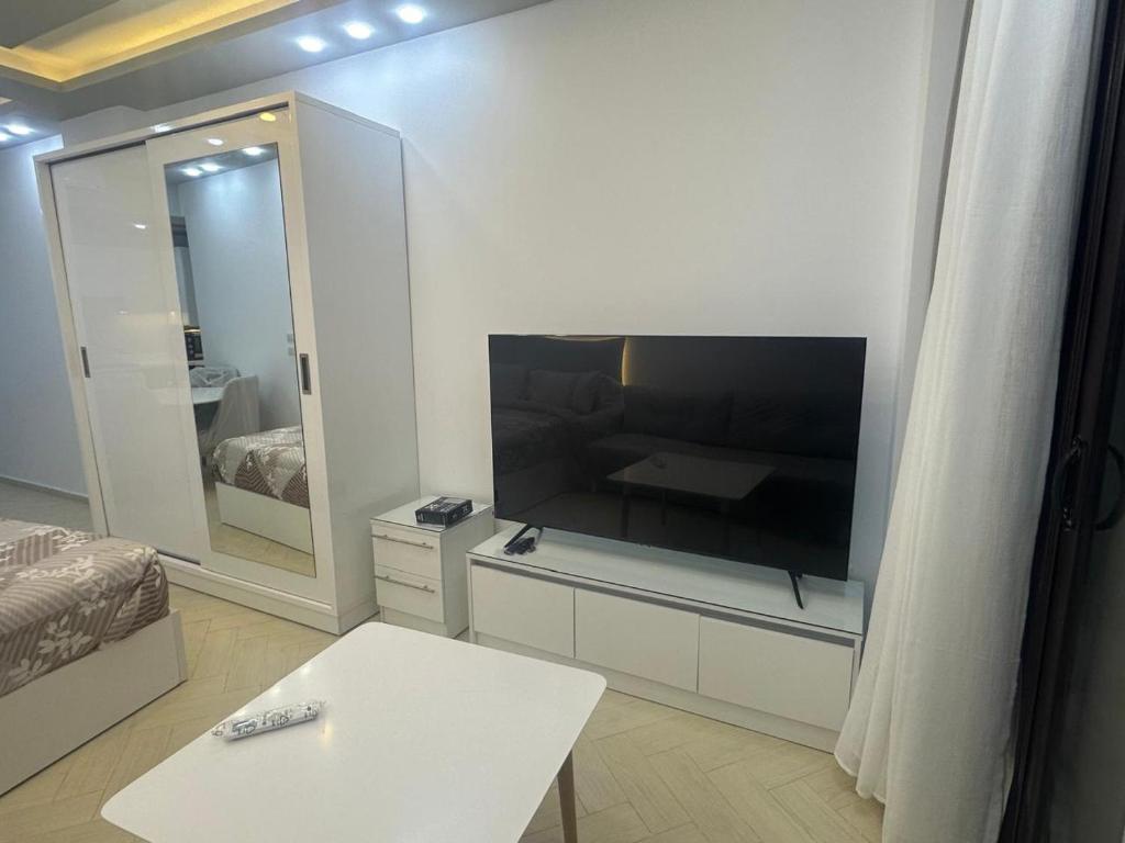 TV a/nebo společenská místnost v ubytování Al Saraya Sahl Hashish Serenity Chalet