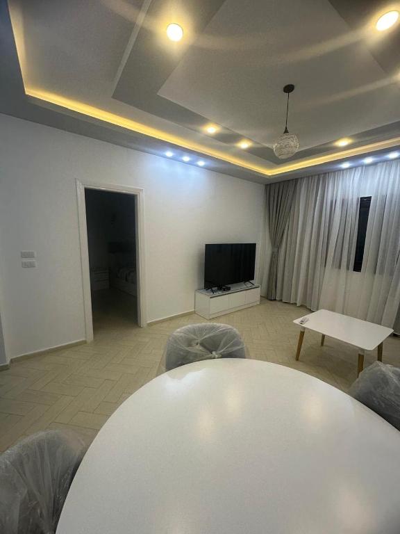 TV a/nebo společenská místnost v ubytování Al Saraya Sahl Hashish Serenity Chalet