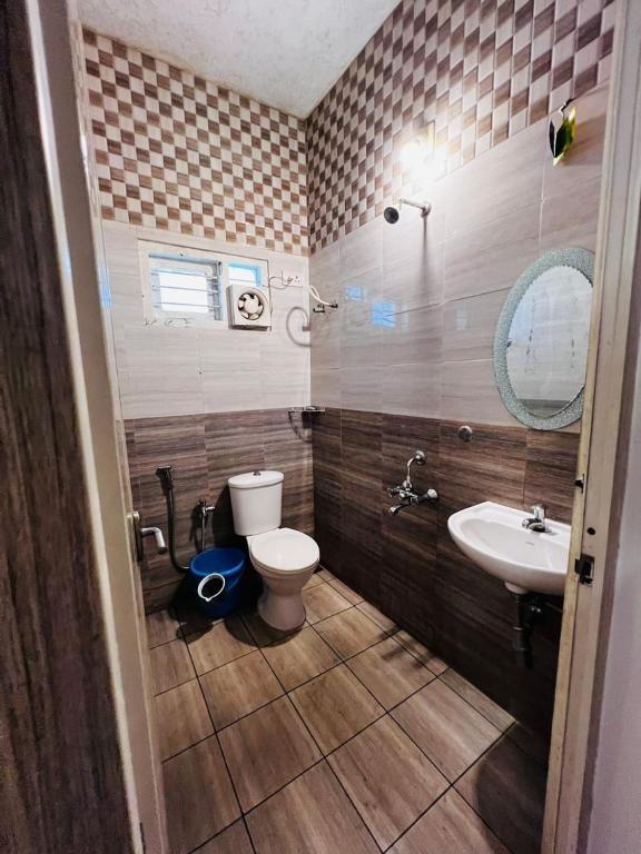 un bagno con un water e un lavandino di Garden Of Dreams Home stay a Cochin