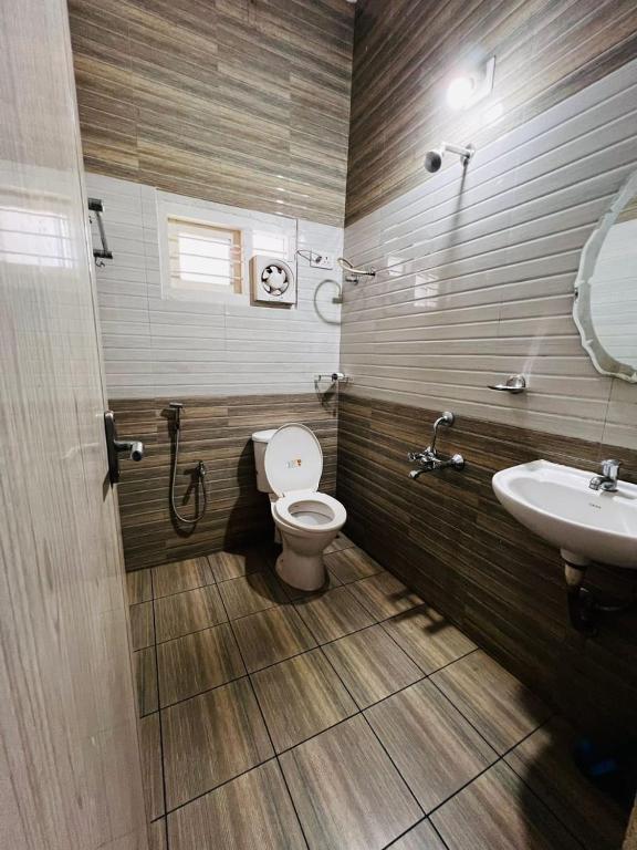 un bagno con un water e un lavandino di Garden Of Dreams Home stay a Cochin