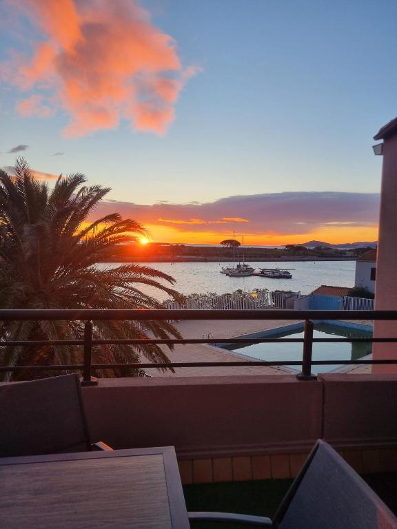 - un coucher de soleil depuis le balcon du complexe dans l'établissement Marina 2 , appartement vue mer exceptionnelle, à Saint-Cyprien