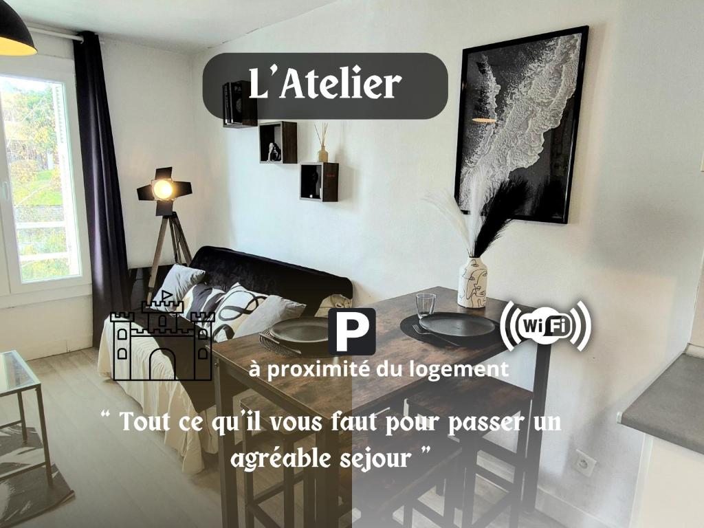 a room with a table in a room with at L'Atelier-T2 proche du centre-Wifi-Parking in Lourdes