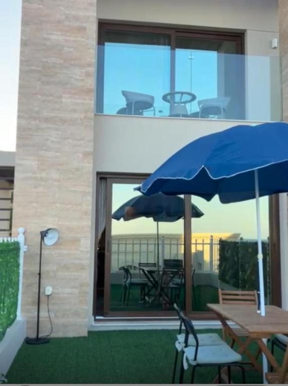 Patio nebo venkovní prostory v ubytování Sifah Ocean Breeze Villa