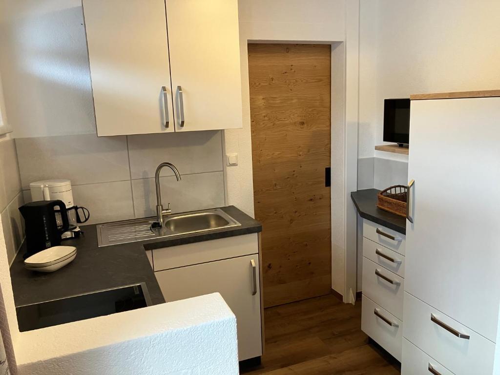 A kitchen or kitchenette at Gästehaus Koch