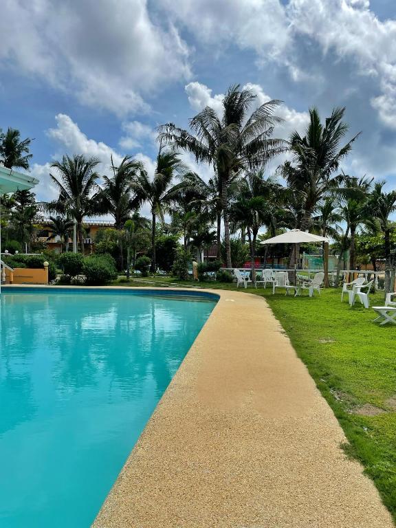 Bazén v ubytování Gold View Beachfront Resort nebo v jeho okolí