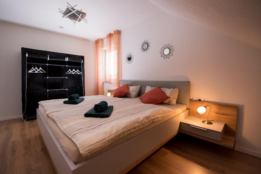 Un dormitorio con una cama grande con dos sombreros. en Ferienwohnung Regel, en Lauingen