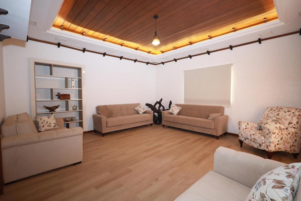 Χώρος καθιστικού στο Panoramic Matn Chalet