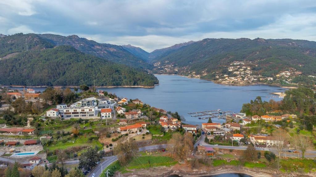 Luftblick auf eine Stadt neben einem See in der Unterkunft Casa Oliveira Gêres in Terras de Bouro