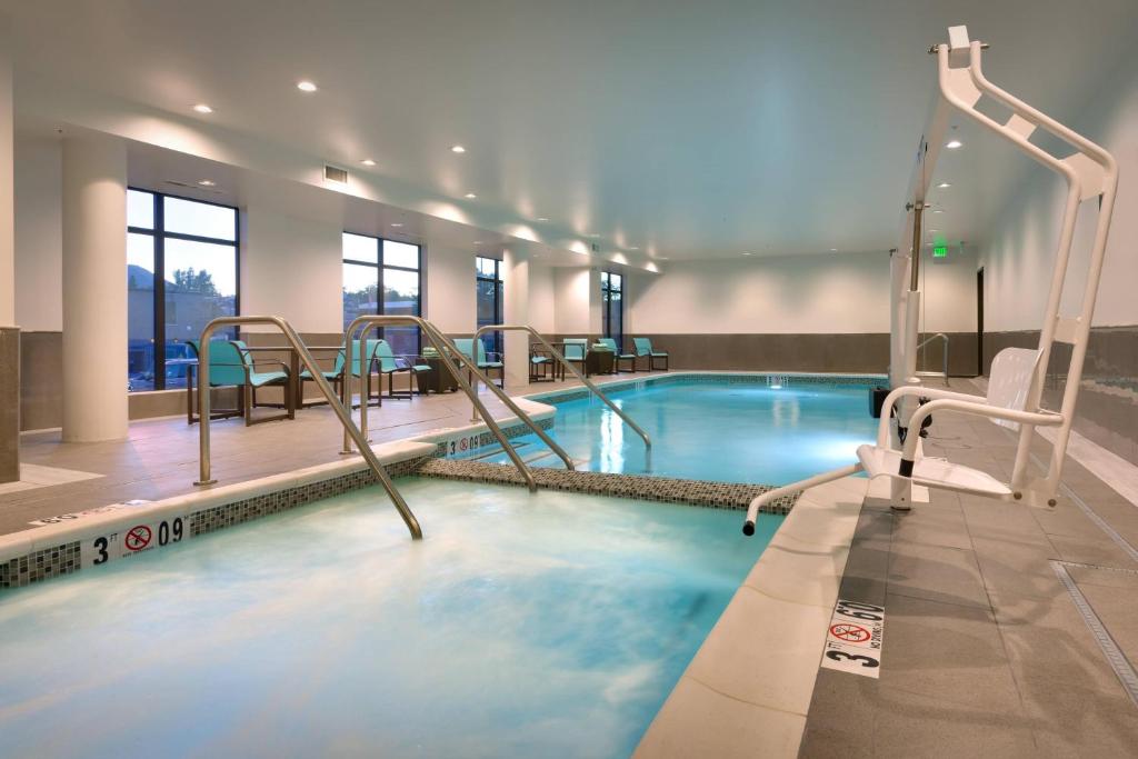 Bazén v ubytování Residence Inn by Marriott Flagstaff nebo v jeho okolí