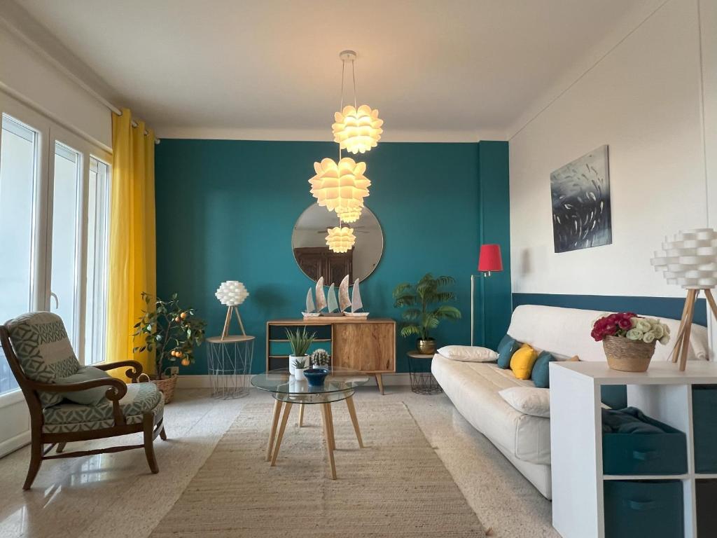 un salon avec un canapé et une table dans l'établissement Terrace and view on all Nice city, à Nice