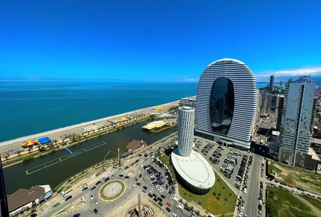 vista aerea di una città con un edificio di Elite Class Sea View Aparthotel In Orbi City Batumi a Batumi