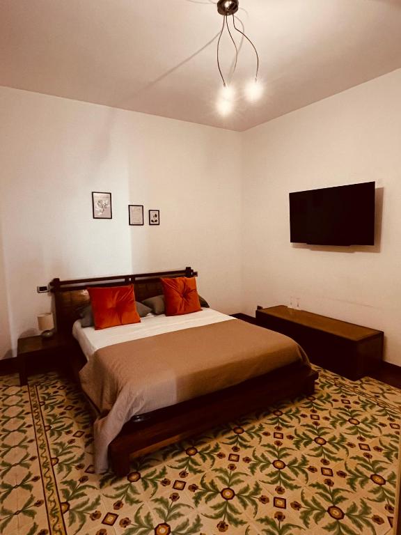 sypialnia z łóżkiem i telewizorem z płaskim ekranem w obiekcie Sicilia Vacation rooms w Trapani