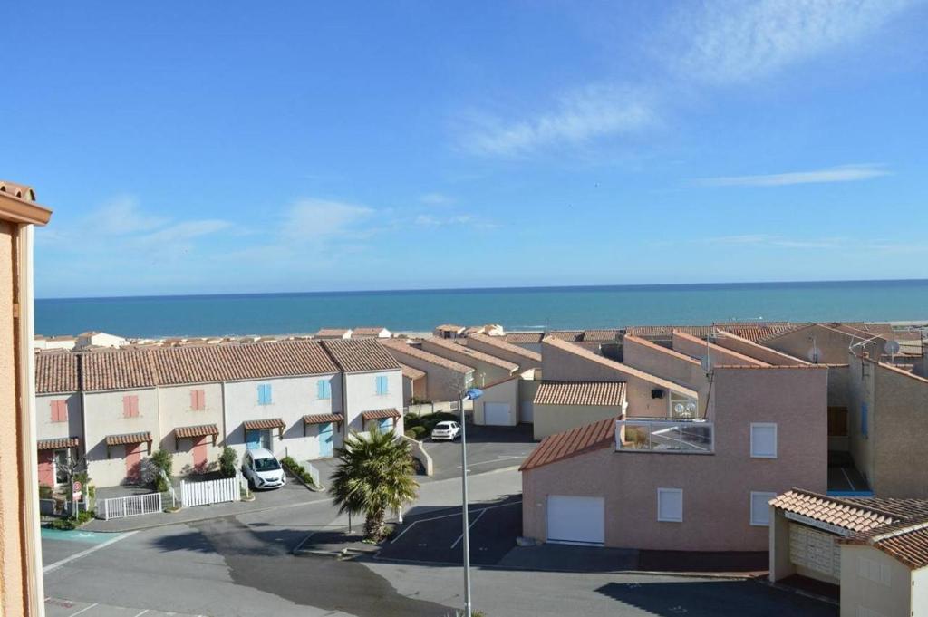 Vue aride d'une ville avec des maisons et l'océan dans l'établissement SP570-0410 Appartement deux pièces SAINT PIERRE LA MER, à Saint Pierre La Mer