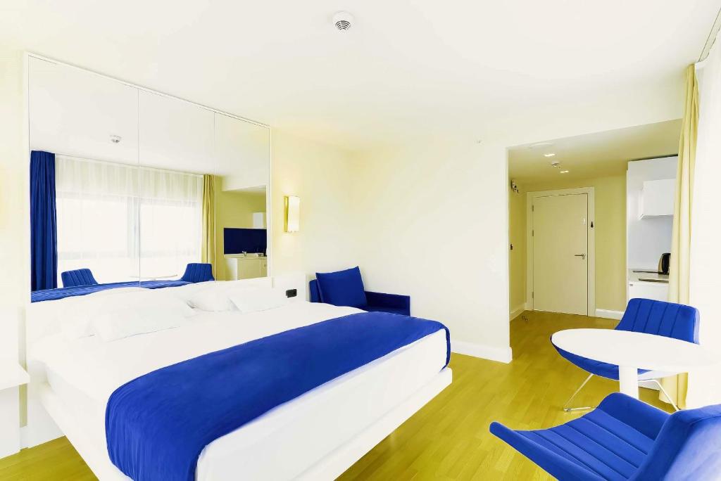 Postel nebo postele na pokoji v ubytování Batumi Sea Line Aparthotels