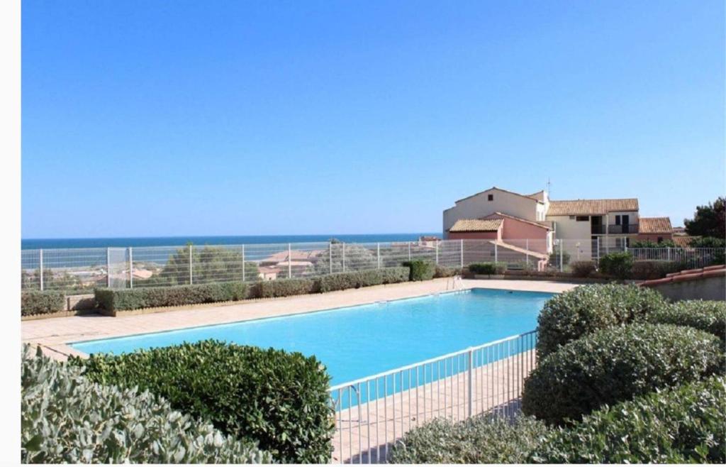 une piscine avec vue sur l'océan dans l'établissement SP520-I188 Appartement 2 pièces SAINT PIERRE LA MER, à Saint Pierre La Mer