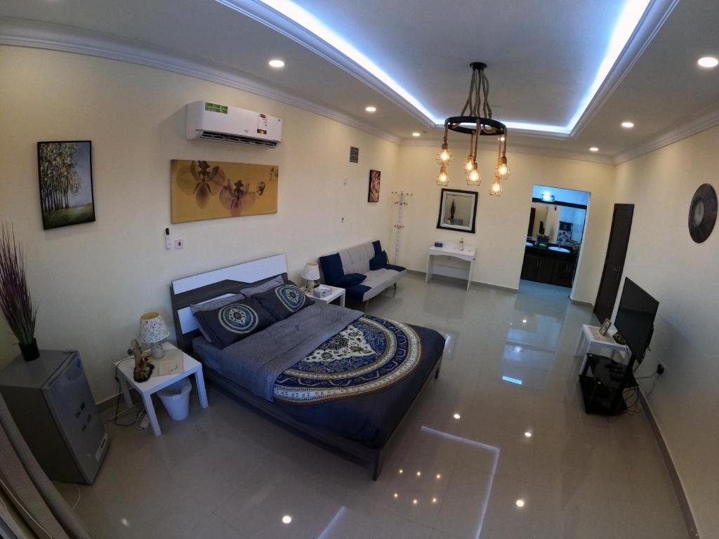 a large bedroom with a bed and a living room at إستراحة شاطئ الشمال North Beach Resort in Ar Ruʼays
