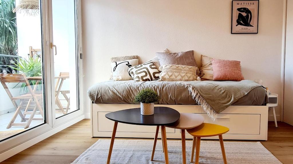 - un salon avec un canapé, une table et des chaises dans l'établissement Le Studio des Arceaux, à Montpellier