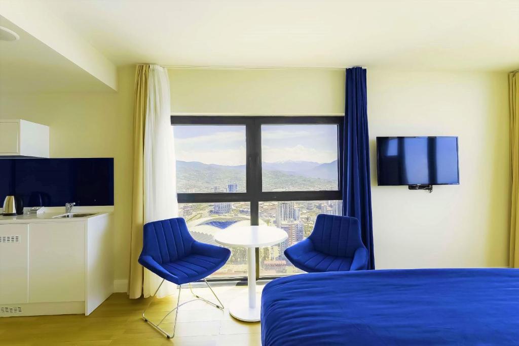 TV a/nebo společenská místnost v ubytování Lunamar Sea View Aparthotel in Orbi City Batumi