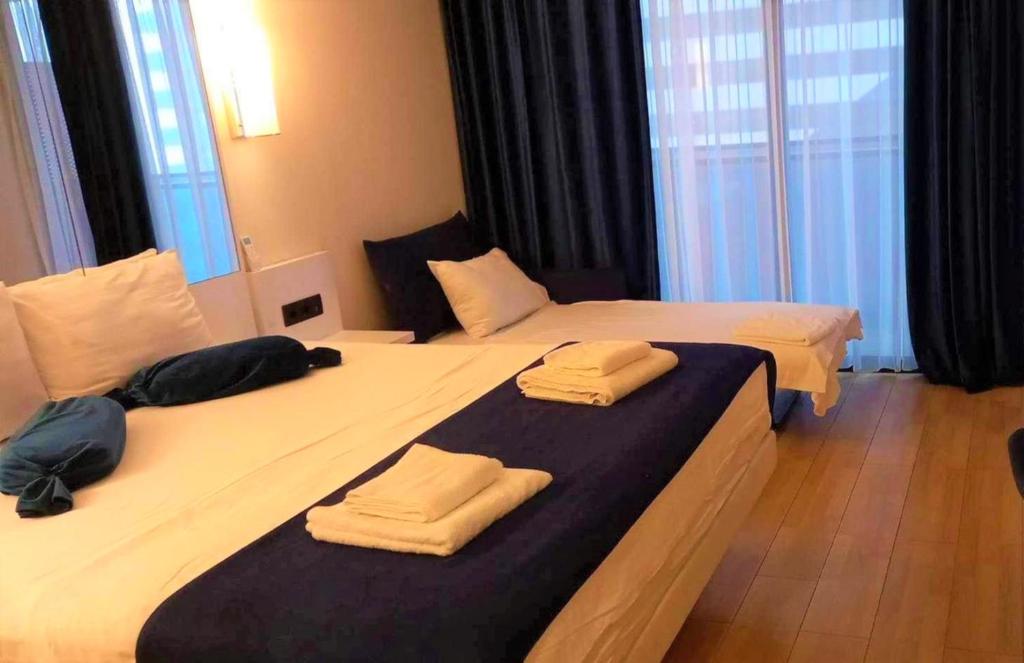Postel nebo postele na pokoji v ubytování Lunamar Sea View Aparthotel in Orbi City Batumi
