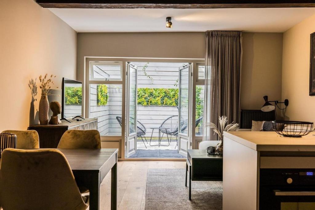 Una sala de estar con una mesa y un comedor. en Haya Historic - Pinot Noir, en La Haya