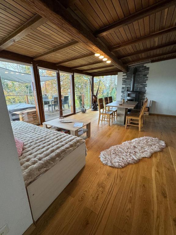 Foto sihtkohas Boncourt asuva majutusasutuse Chalet isolé avec jacuzzi et vue panoramique galeriist