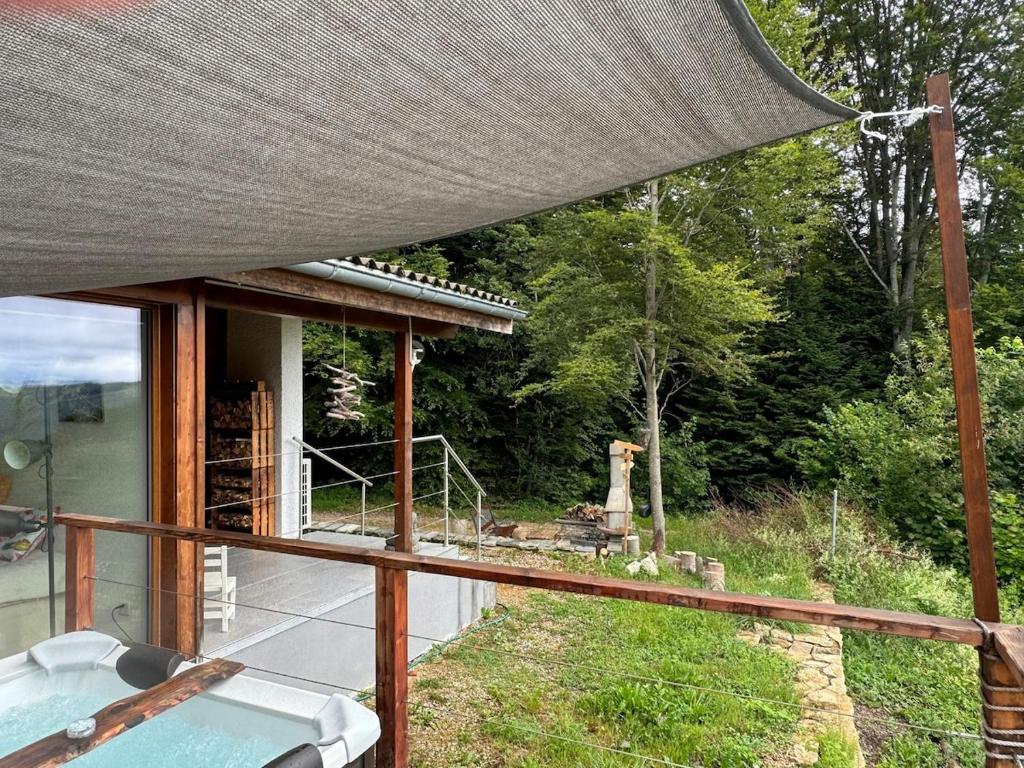 Rõdu või terrass majutusasutuses Chalet isolé avec jacuzzi et vue panoramique