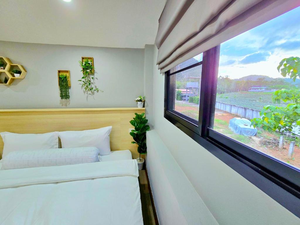 Letto o letti in una camera di Ploy Mountain View Pool Villa