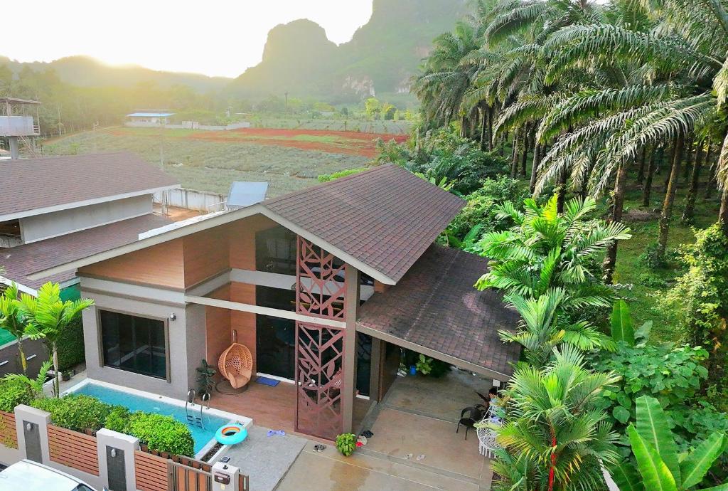 una vista aerea di una casa con piscina di Ploy Mountain View Pool Villa a Ban Thai Thai