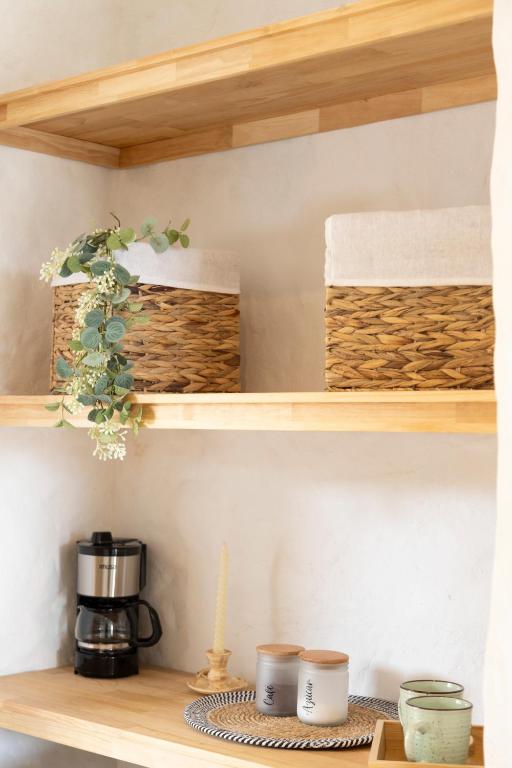 Příslušenství pro přípravu čaje a kávy v ubytování MYLOS Hotel Boutique