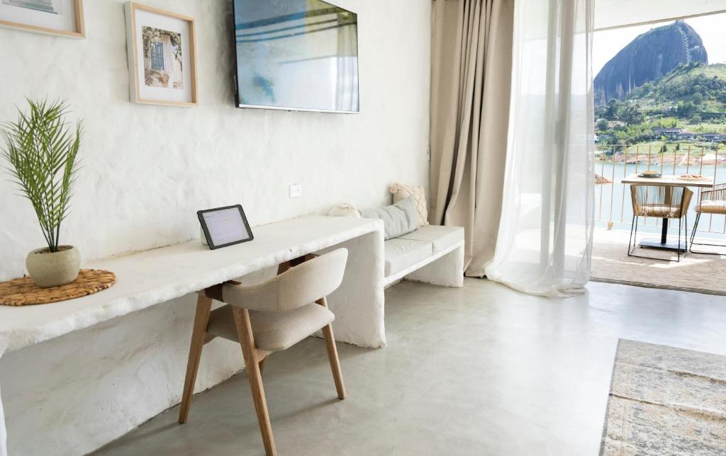 TV a/nebo společenská místnost v ubytování MYLOS Hotel Boutique