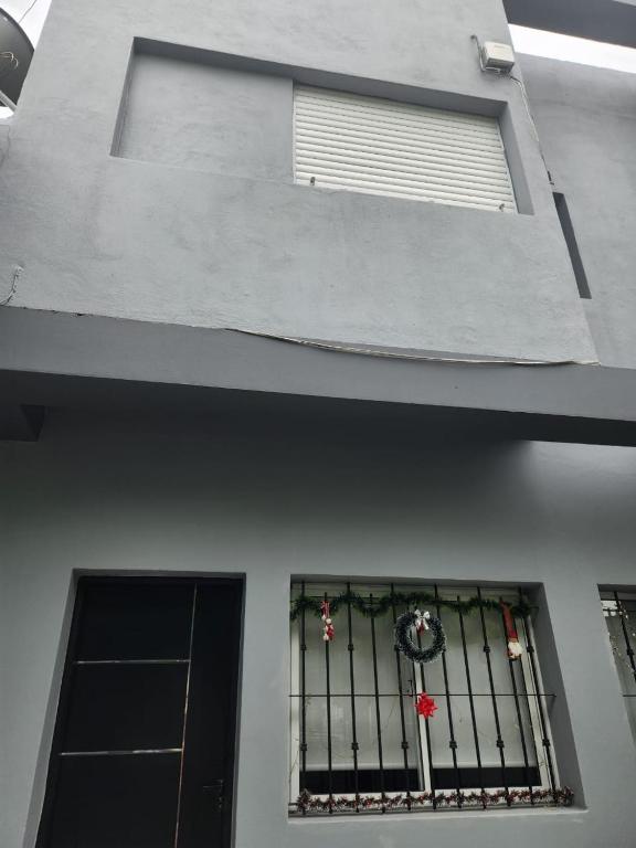 a building with a window with christmasmas decorations at Duplex en Gualeguay in Gualeguay