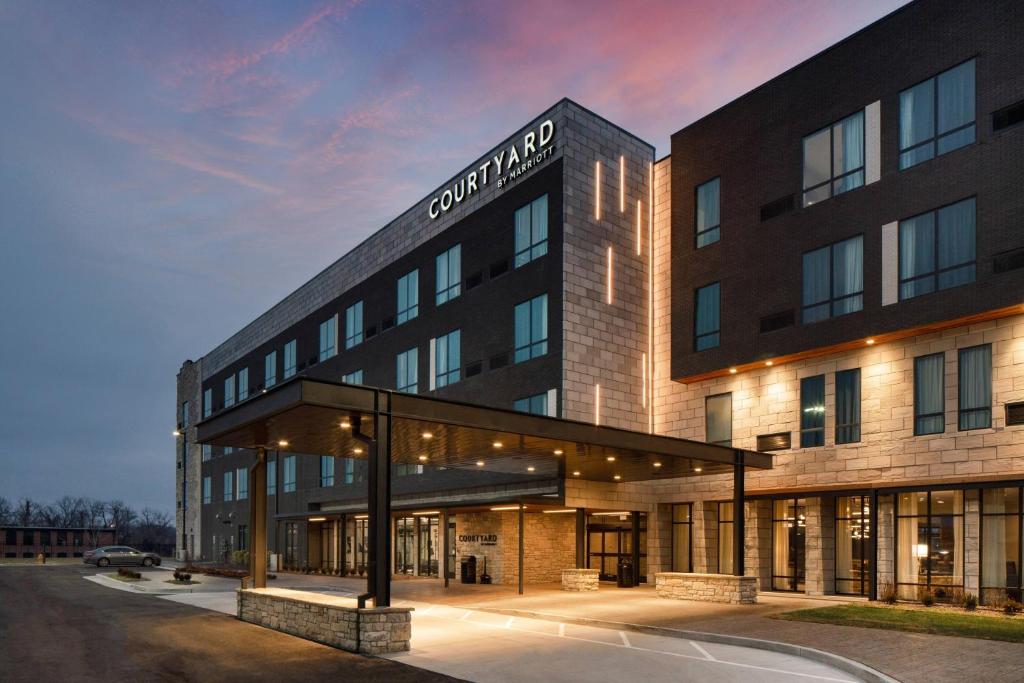 a building with a sign on the front of it at Courtyard by Marriott Jefferson City in Jefferson City