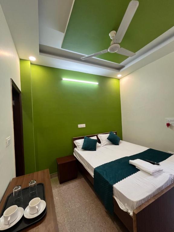 Postel nebo postele na pokoji v ubytování Hotel Silver Inn