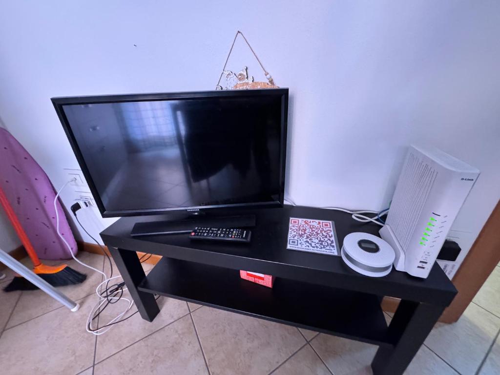 Televízia a/alebo spoločenská miestnosť v ubytovaní Aduepassidallafiera