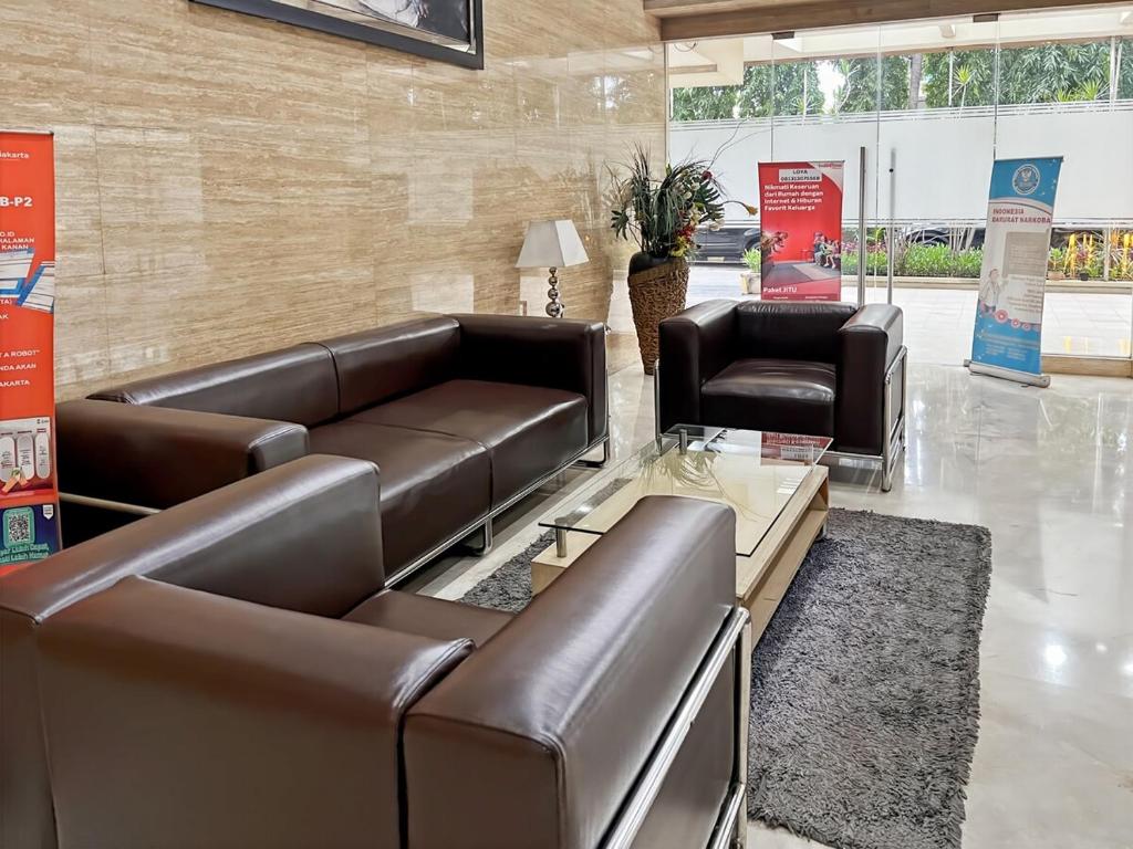 Ruang duduk di Strategic MTH Square Apt 1BR with Wi-Fi, Pool & Gym by 2ndHome