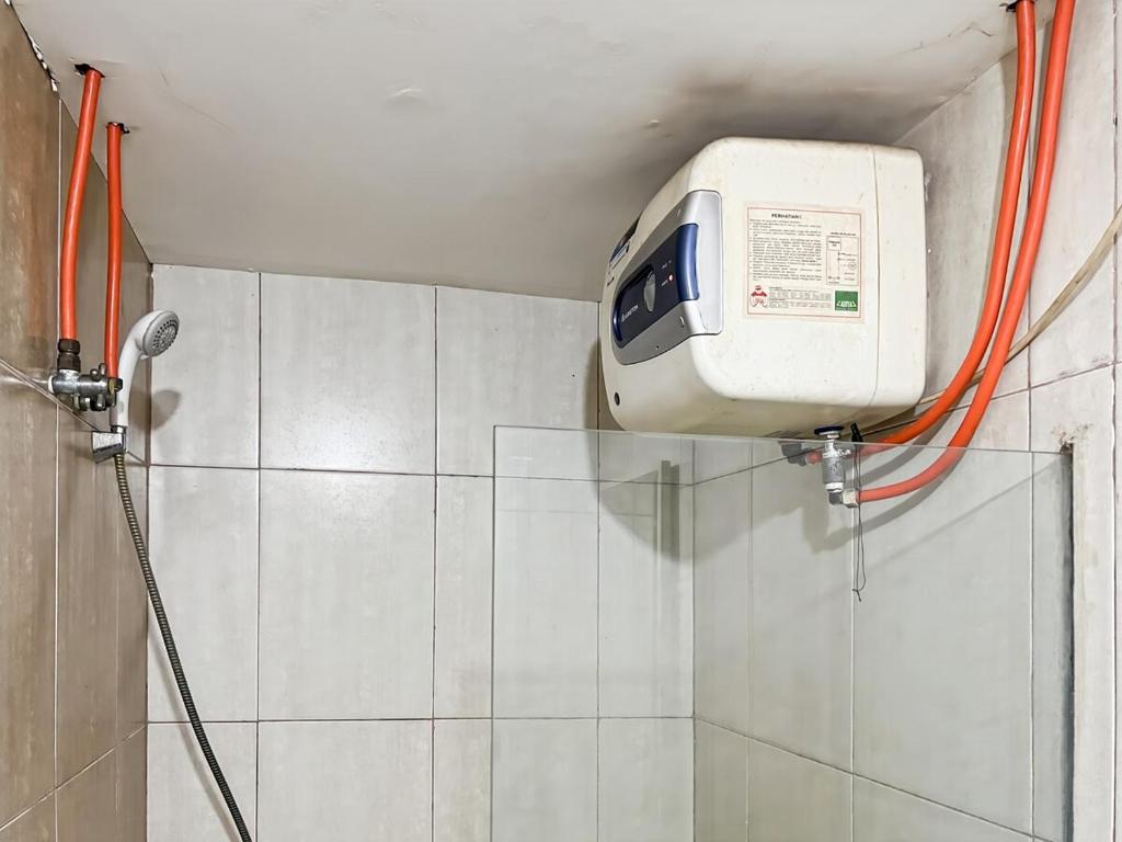Bilik mandi di Strategic MTH Square Apt 1BR with Wi-Fi, Pool & Gym by 2ndHome