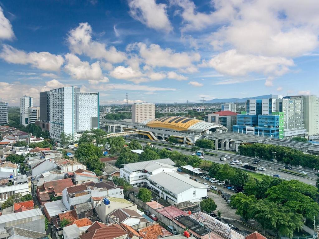 Pemandangan umum bagi Jakarta atau pemandangan bandar yang diambil dari apartmen