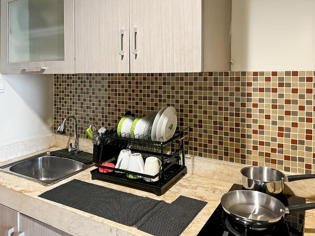 Dapur atau dapur kecil di Strategic MTH Square Apt 1BR with Wi-Fi, Pool & Gym by 2ndHome