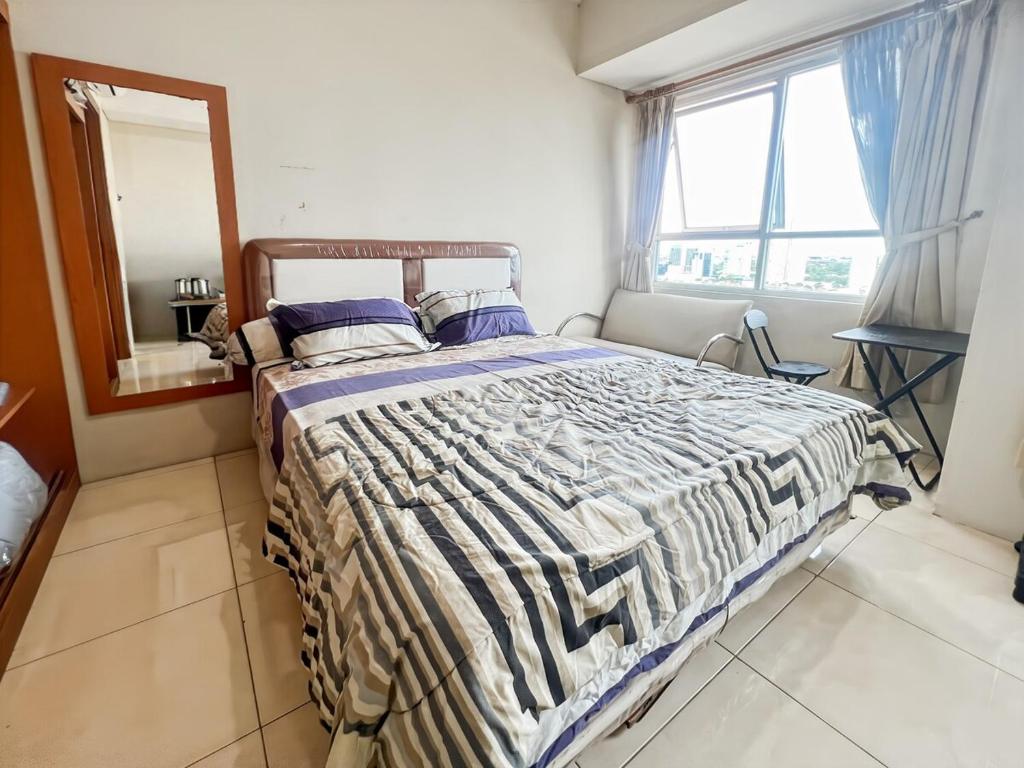 Katil atau katil-katil dalam bilik di Strategic MTH Square Apt 1BR with Wi-Fi, Pool & Gym by 2ndHome