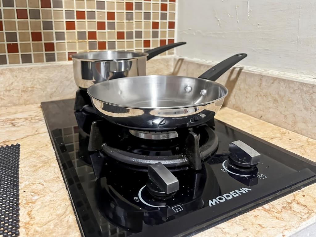 Dapur atau dapur kecil di Strategic MTH Square Apt 1BR with Wi-Fi, Pool & Gym by 2ndHome