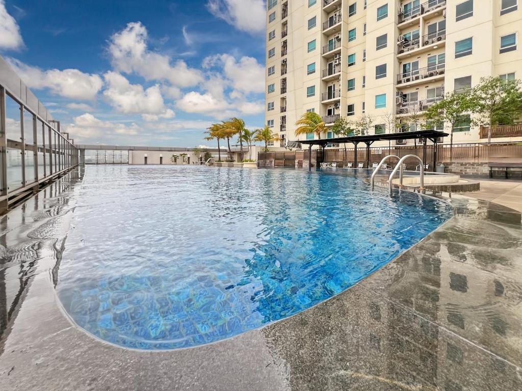 Kolam renang di atau dekat dengan Strategic MTH Square Apt 1BR with Wi-Fi, Pool & Gym by 2ndHome
