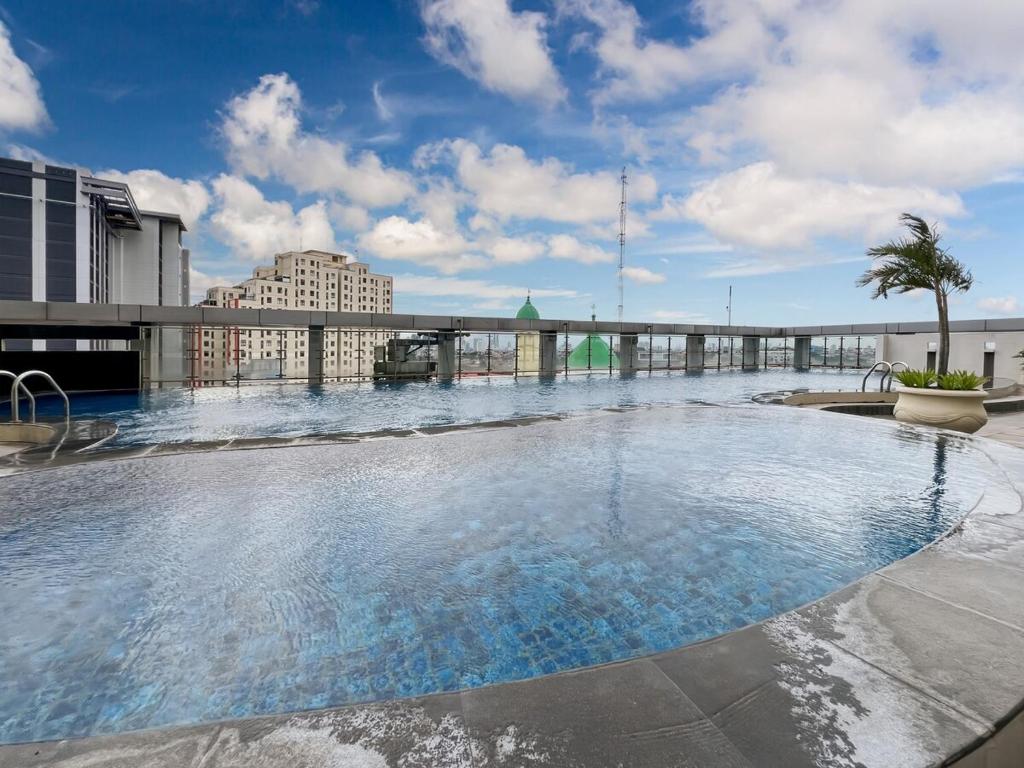 Kolam renang di atau dekat dengan Strategic MTH Square Apt 1BR with Wi-Fi, Pool & Gym by 2ndHome